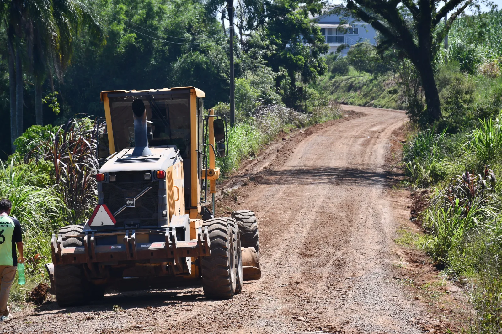 Interior: estradas rurais de diversas localidades recebem manutenção 