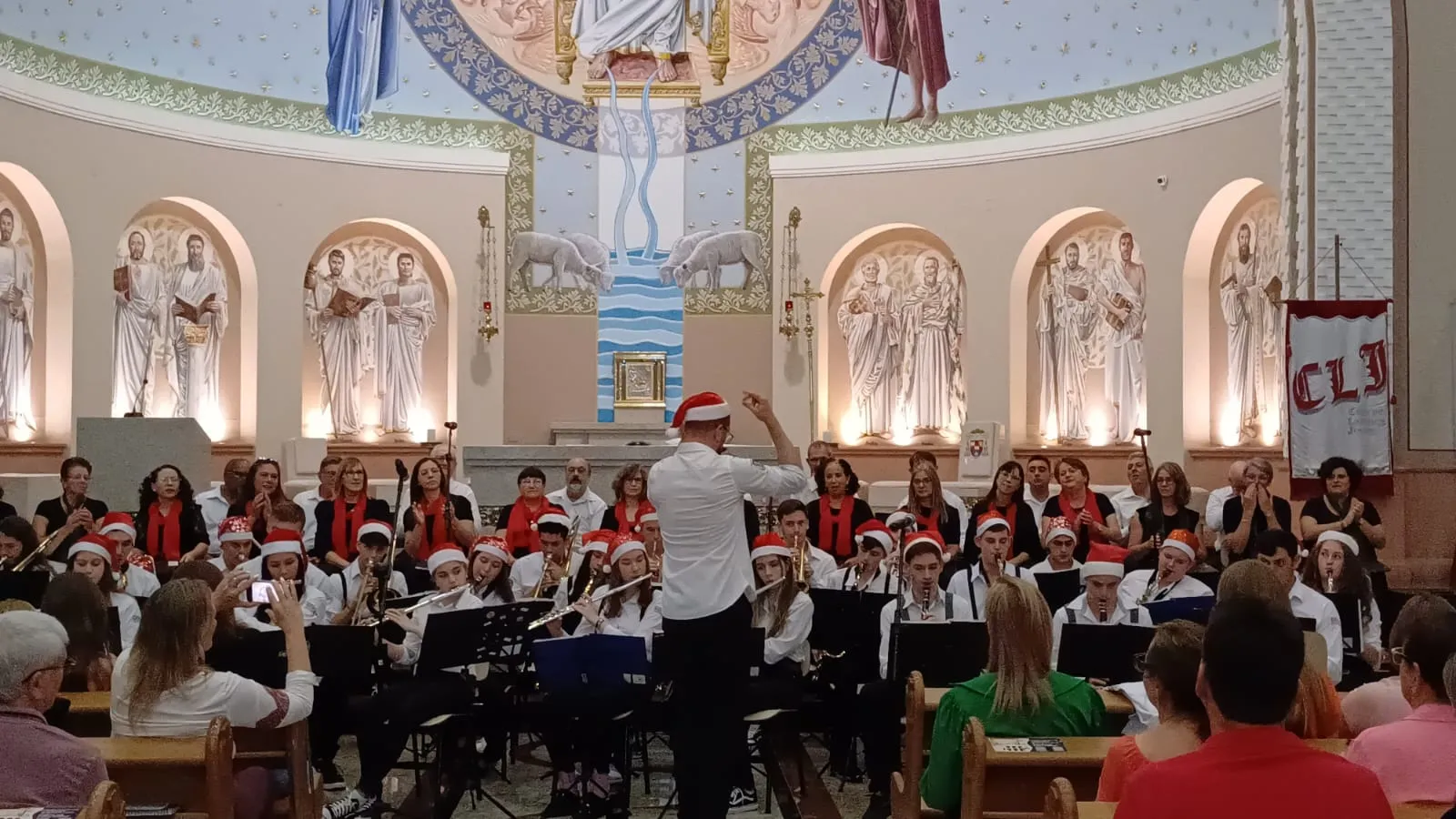 Orquestra de Salvador do Sul se apresenta na Catedral de Montenegro