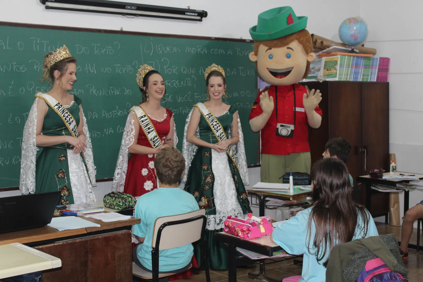 Soberanas visitam escolas para convite especial para a Festur
